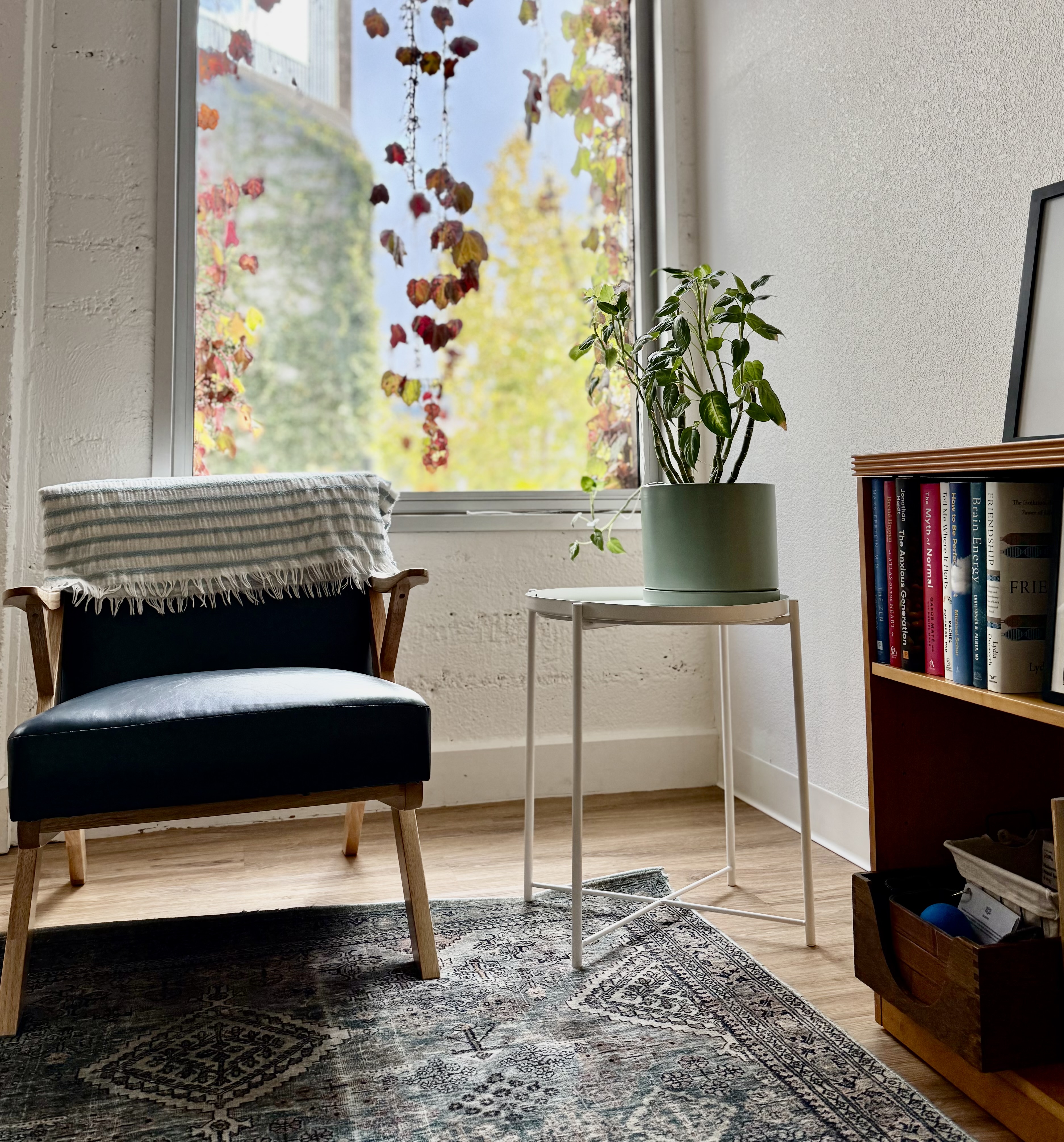 Quiet seating area in a Santa Cruz psychotherapy office